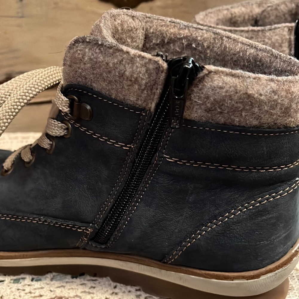 Remote boots 🥾 - Picture 9 of 12